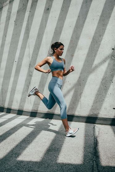 Fotografía publicitaria de running creada con IA